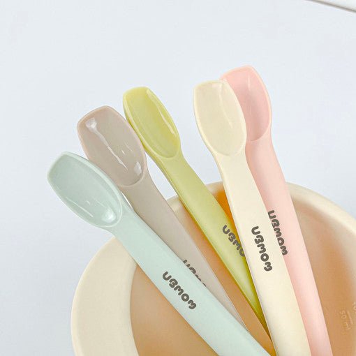 https://www.babyhouse.com.au/cdn/shop/products/ubmom-platinum-silicone-baby-food-spoon-with-case-403854.jpg?v=1699170989